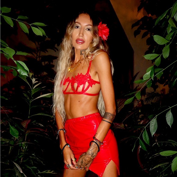 Meet your Posher, Ashley Paige - Picture 3 of 8